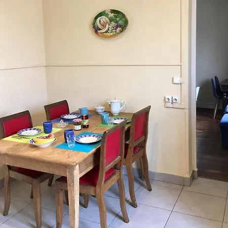 A 2 Pas Du Château De * Versailles
